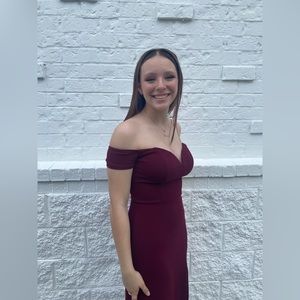 Beautiful burgundy prom dress! Has been altered to fit 5’6